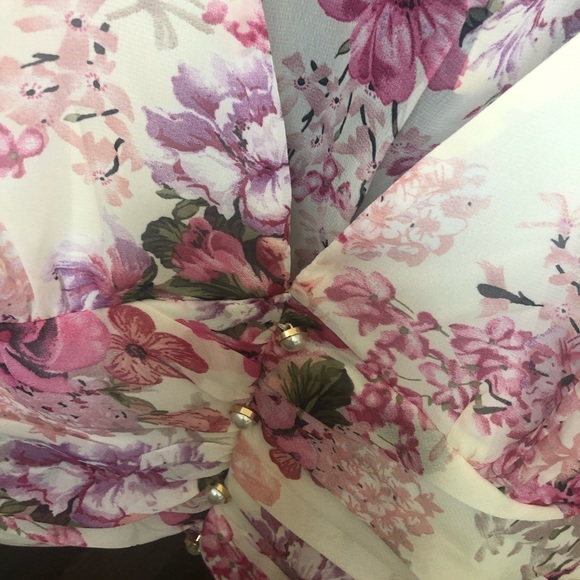 NWT FLORAL PRINT TOP - Picture 3 of 3